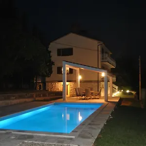 https://villa-rozica.primorje-gorskikotar.com